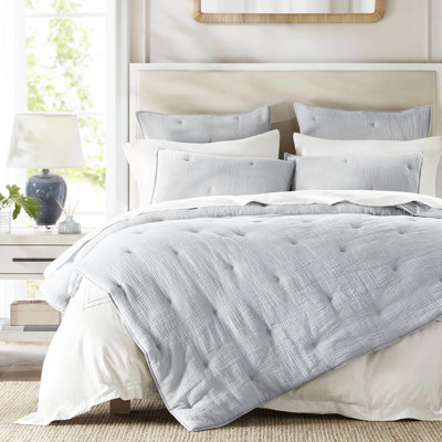 Bleu, courtepointe pour très grand lit, gaze de coton, courtepointe brodée, naturel doux, texture froissée, utilisation et confort toutes saisons, taquet, taies décoratives assorties, gaze bleue avec garniture