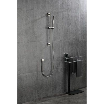 Douche à main réglable en hauteur en acier inoxydable noir mat, barre coulissante de 28 pouces, tuyau de 59 pouces, modes de pulvérisation multiples pour tous, douche en acier idéale pour une utilisation sur chaise, réglable, divers réglages pour tous les âges,