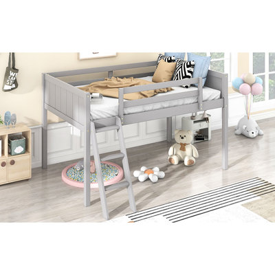 Lit simple mezzanine bas en bois gris. Et résistant. Pas de sommier tapissier. Fabrication facile et facile à assembler. Ressort requis. Rails de sécurité. Assemblage simple. L 79,5 po x H 44,5 po Produit 68,5 lb