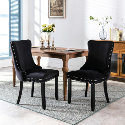 Chaises de salle à manger noires rembourrées, rembourrées en mousse. Fabrication en bois massif. Rivets décoratifs. Hauteur des pieds réglable. Mobilier de chambre. Sw8809bk. Chaises KP 2 pièces en noir. Remplisseur. Pieds.