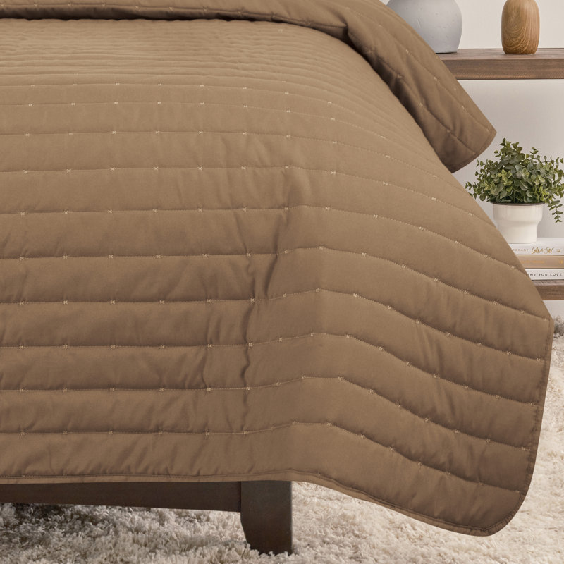 Ensemble de couvre-lit 3 pièces en microfibre matelassée de couleur unie Chanasya, Brun