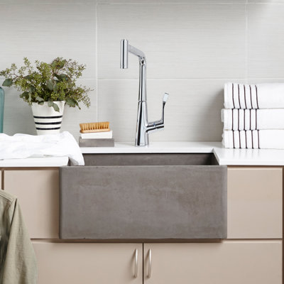Évier de cuisine de style campagnard en béton de L 24 po x l 18 po NativeStone®