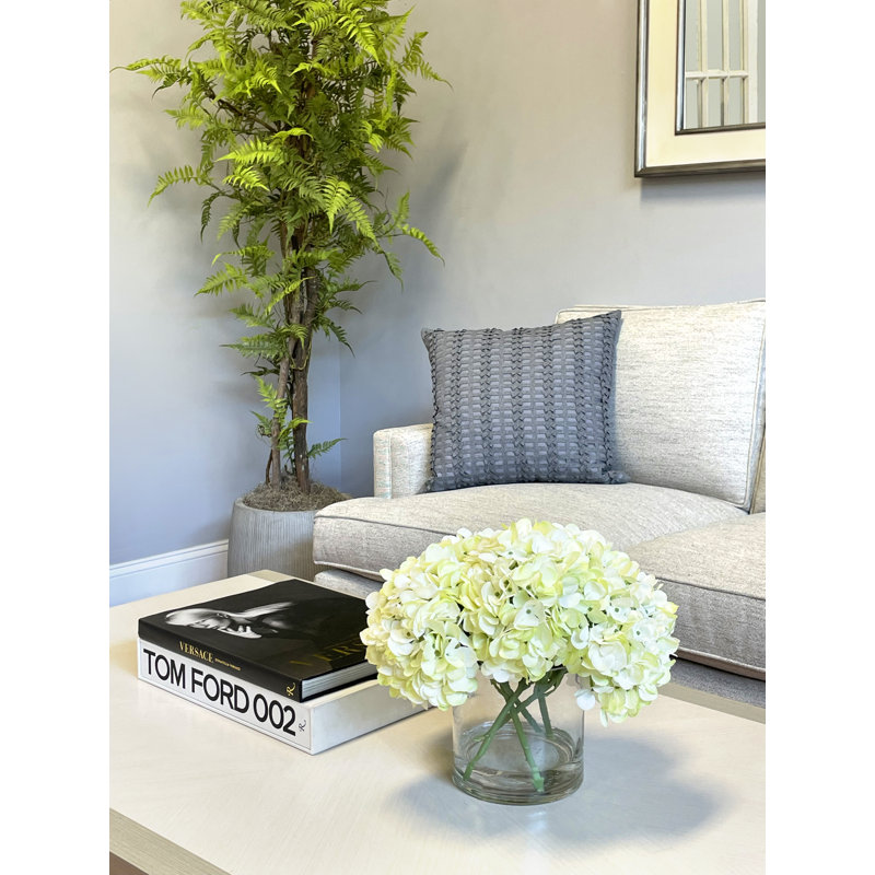 Hortensias disposés dans un vase en verre, Vert