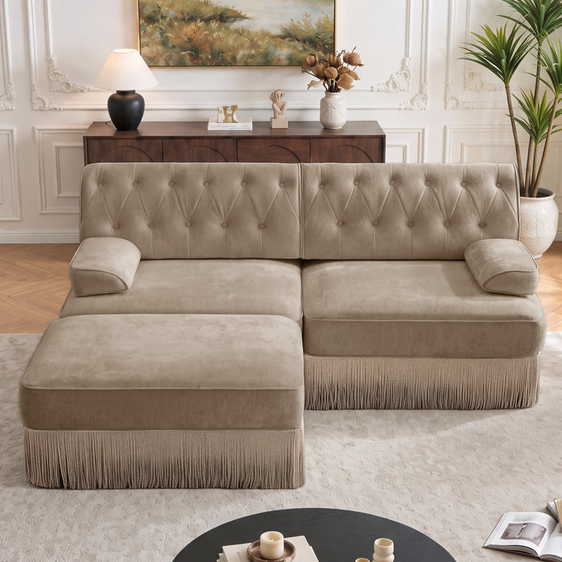 Canapé Chesterfield d'angle en velours avec jupe à pompons, couleur camel