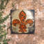 Décoration murale en forme de croix fleur-de-lis sur bloc de bois-1229196756