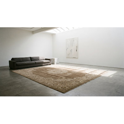 Tapis agra brun antique de couleur terre