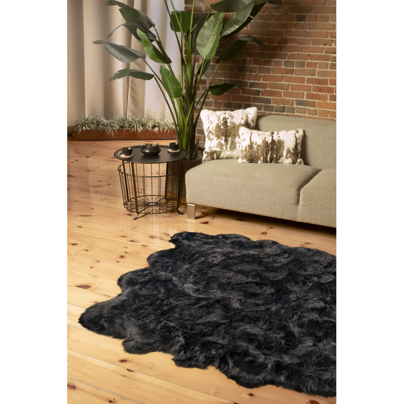Tapis gris en fausse peau de mouton Qusay