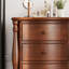 Commode d'appoint en bois de style classique.