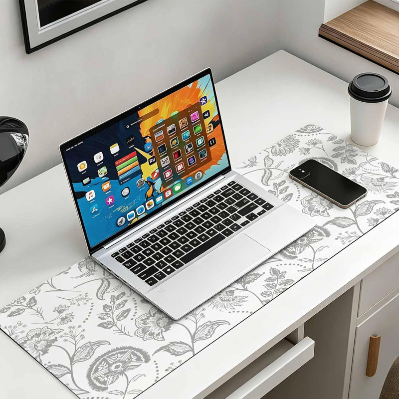 Tapis de souris gris de style ferme, idéal pour le jeu, le bureau et la souris. Motif floral printanier vintage avec base antidérapante. Dimensions : 30 x 70 cm. Livré avec une tasse blanche.