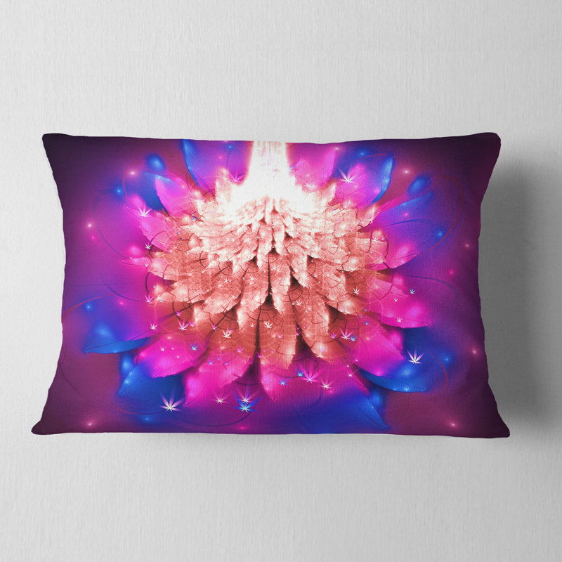 Coussin décoratif imprimé floral rose vif sur fond bleu