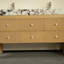 Meuble-lavabo de 60 po en bois massif rayé avec lavabo encastré, armoire de rangement autoportante en contreplaqué avec six tiroirs, comptoir en pierre frittée blanche à texture mauve et deux lavabos rectangulaires en céramique blanche, pré-assembl