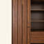 Armoire de rangement autoportante, armoire haute avec porte cannelée, 2 tiroirs et tablettes ouvertes, rangement polyvalent pour chambre à coucher, salon, entrée