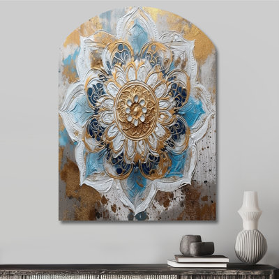 «Blue and Gold Mandala I» - Boho Mandala Arch, décoration murale en métal asymétrique traditionnelle