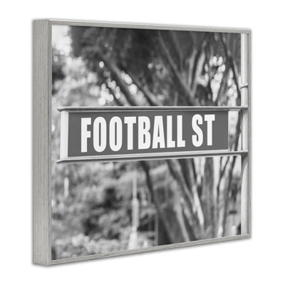 «Football Street Sign», estampe numérique par Daphne Polselli