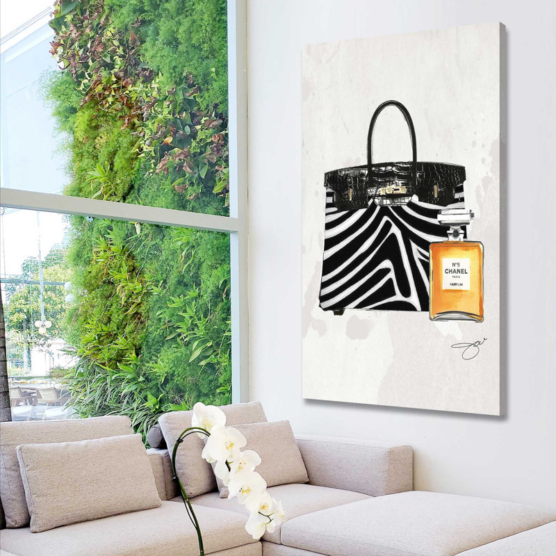 «Fashion Bag & Parfum (Vertical)» par By Jodi - impression, H 30 po x l 18 po x P 1 po, Toile tendue