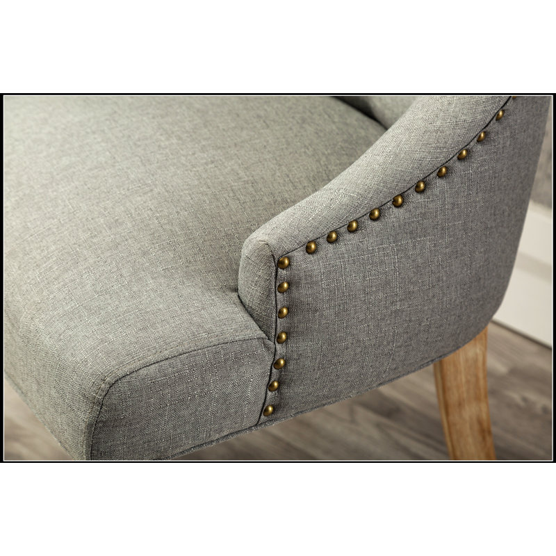 Ensemble de 2 fauteuils à oreilles capitonnés gris en bois massif avec têtes de clous, parfaits pour le confort et l'élégance de tout espace de vie.
