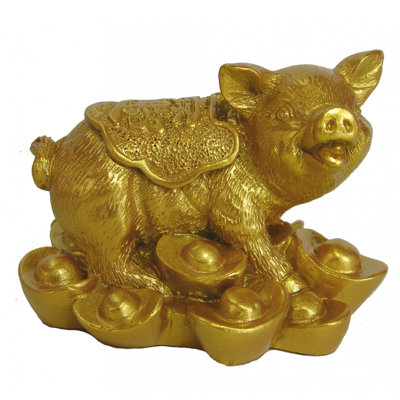 Figurine cochon tenant une pièce pour l'année lunaire