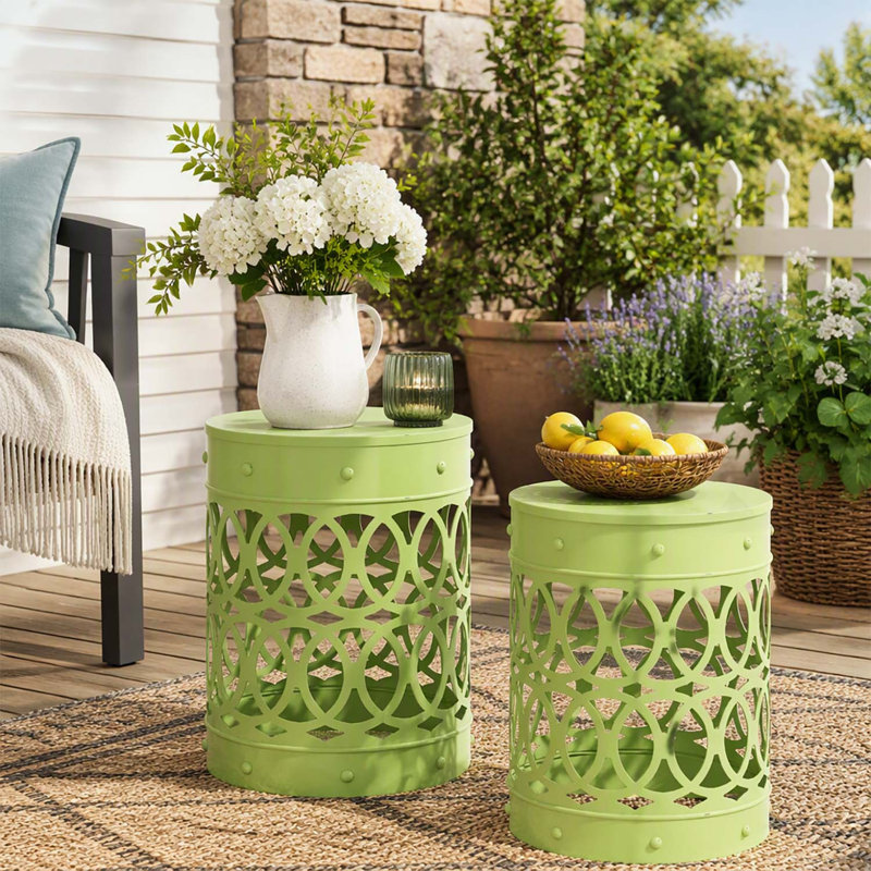 Ensemble de tables d'appoint d'extérieur modernes en métal avec un design élégant en fer découpé et un cadre durable à revêtement en poudre, parfait pour un décor élégant et fonctionnel.