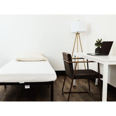 Base de lit en acier très grand noir avec éléments de design moderne et rangement sous le lit, apparence de 76 po de largeur