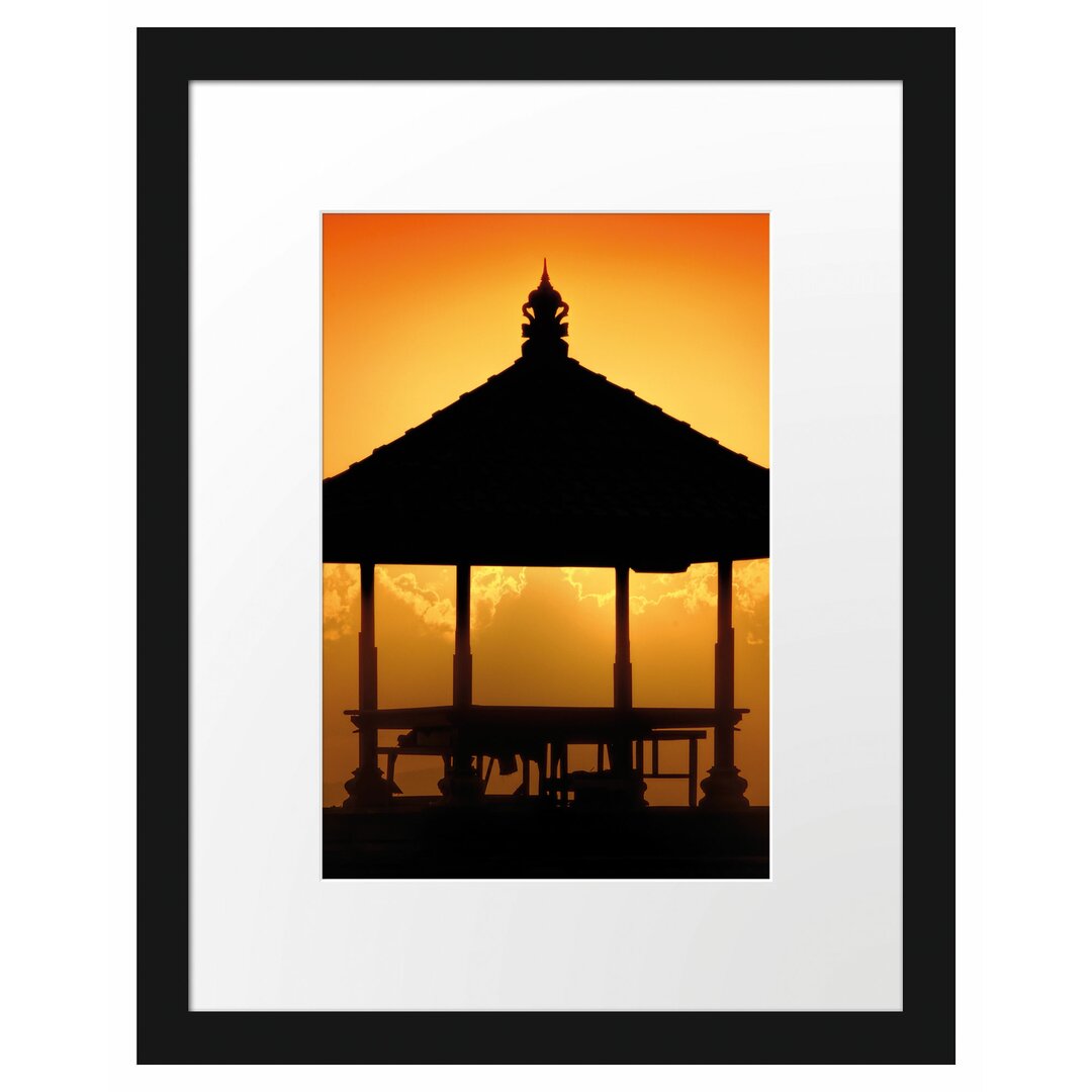 Gerahmtes Poster Pagode in Bali im Sonnenuntergang