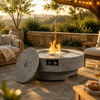 Table de foyer ronde au propane de 86 cm (34 po), table de feu à gaz d'extérieur de 50 000 BTU avec couvercle de brûleur en pierres de verre décoratives et housse de protection contre les intempéries, texture de ciment imitation acier