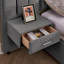 Structure de lit très grand tapissier avec tissu en velours, conception à rayures verticales avec boutons autour du très grand lit plateforme avec tête de lit, structure solide et table de chevet - aucun sommier nécessaire-332720831-332720819