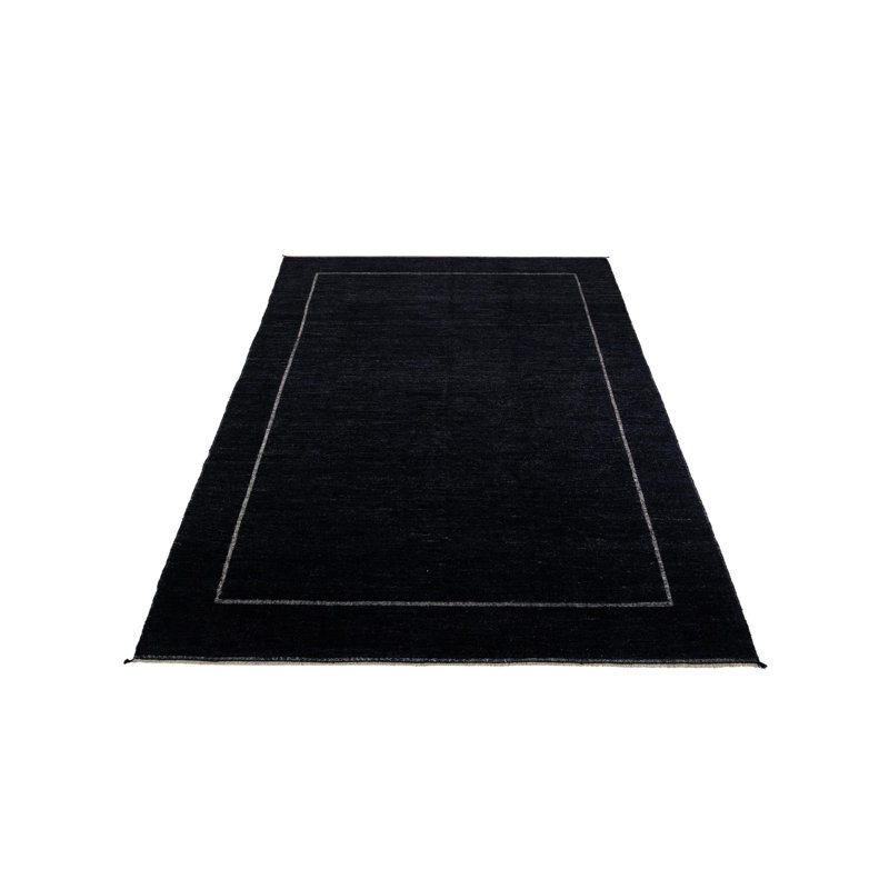 Tapis noir Kalmanovitz