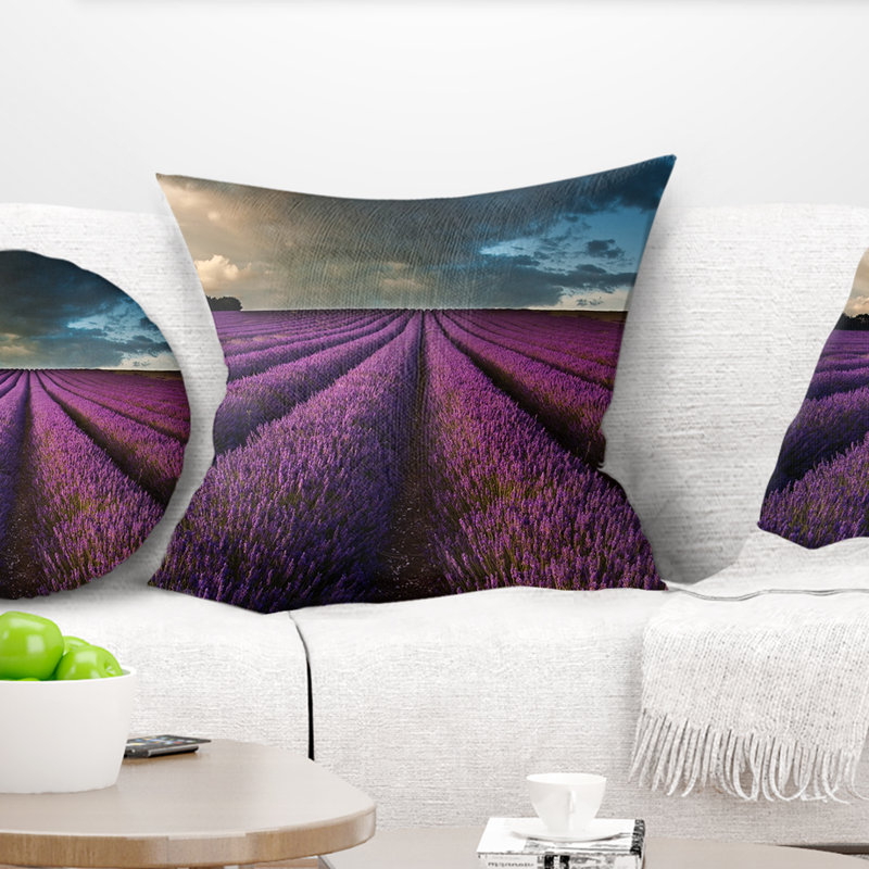 Champ de lavande et ciel dramatique - coussin à imprimé floral, 16 po x 1 po, Coussin décoratif