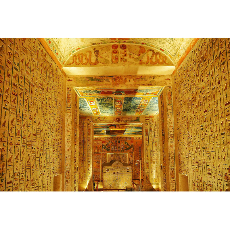 Hiéroglyphes égyptiens dans la vallée des rois, 15 janvier 2019, Luxor, Égypte. par Kritsada Phruetthiphunphisut - photographie sur toile tendue