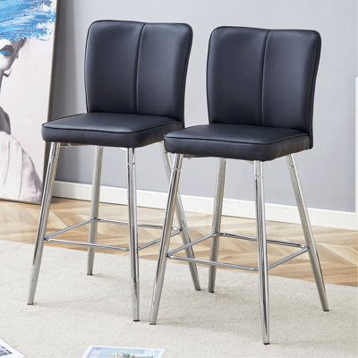 Ensemble de chaises de bar modernes en polyuréthane noir - deux pièces, le dossier a une conception verticale et lisse avec des pieds en métal argenté. Convient pour un placement dans les bars, les salons, les bars et autres espaces.