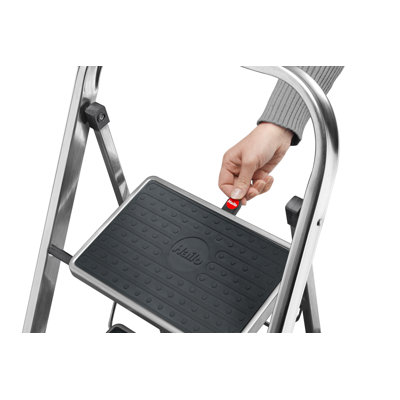Échelle pliante en aluminium Hailo K71 à 2 marches, capacité de 150 kg, largeur réduite à 7,6 cm une fois pliée - Certifiée ANSI, marches en acier antidérapantes, charnière de sécurité, escabeau fin pour la maison, la cuisine et le garage