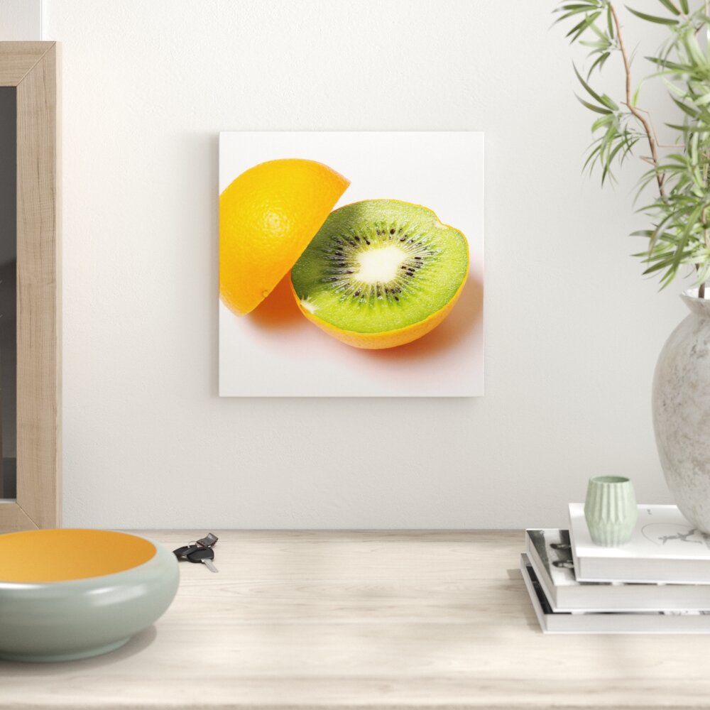 Leinwandbild Leckere Kiwi mit Orangenschale