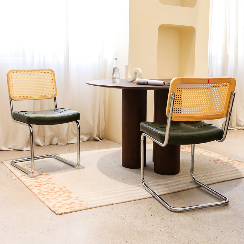 Chaises de salle à manger rembourrées en cuir foncé de style Mid-Century moderne avec 2 pieds, pour l'intérieur et les pièces
