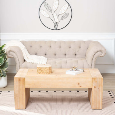 Table basse en bois rustique avec finition blanchie, fabrication en bois d'ingénierie, conception spacieuse à profil bas pour les salons de style campagne moderne.