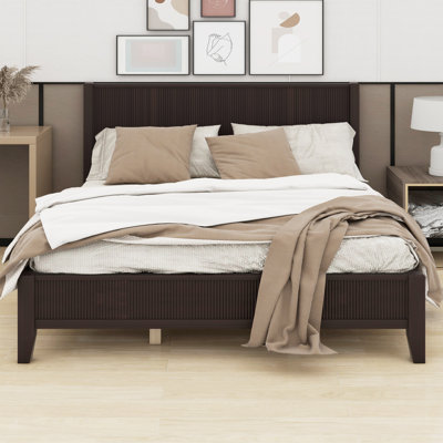 Lit plateforme avec tête et pied de lit cannelés, idéal pour les chambres modernes ou vintage