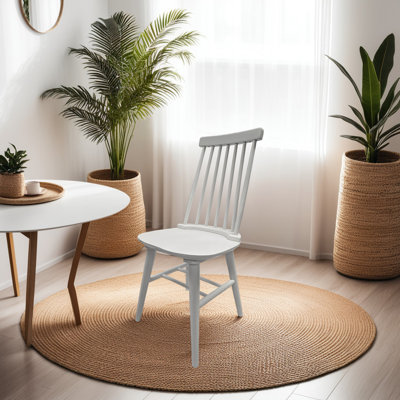 Élégante chaise de salle à manger blanche de 17 po de largeur et de 36 po de hauteur avec siège profilé