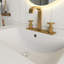 Meuble-lavabo vert moderne en MDF de 36 po avec lavabo en céramique, armoire de salle de bain en bois massif avec tiroir rabattable, 3 tiroirs et 2 portes, avec poignées en métal doré