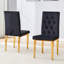 Chaises de salle à manger 2 pièces. Les pieds en métal doré complètent le velours noir, mettant en valeur un mélange parfait d'éléments modernes et classiques. Convient à diverses occasions.