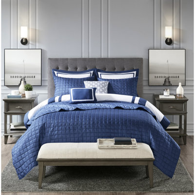 Ensemble de literie King/King bleu marine 8 pièces - Couette, courtepointe, taies d'oreiller et oreillers pour une nuit de détente. Collection de 8 pièces avec couette et courtepointe brodées de luxe.