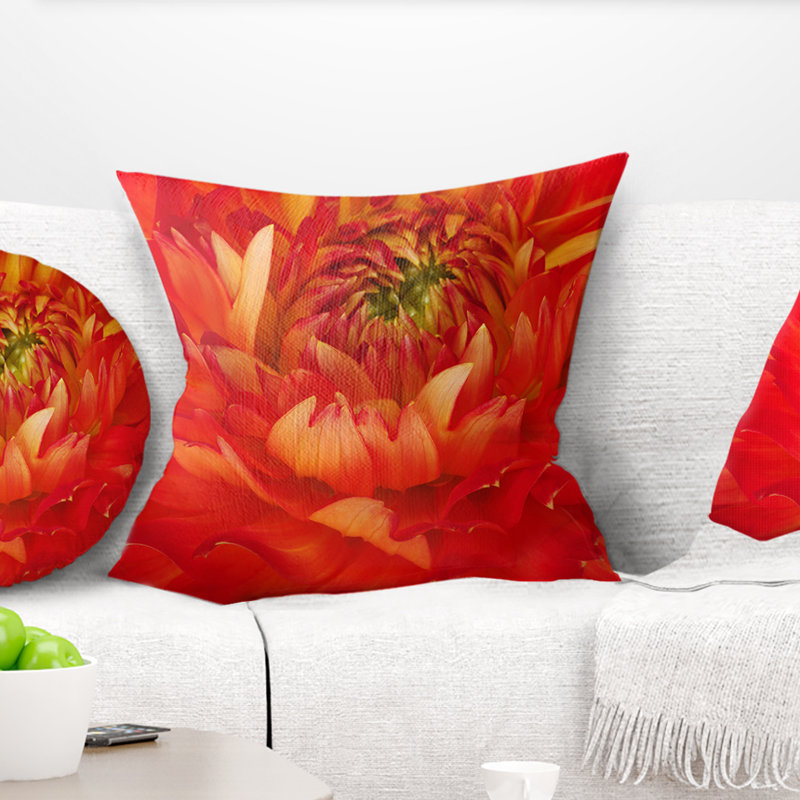 Gros plan de pétales de fleurs rouge vif - coussin imprimé floral, 16 po x 1 po, Coussin décoratif