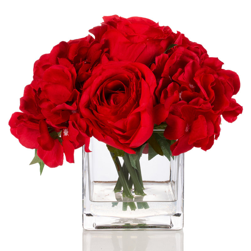 Roses et hortensias artificiels dans un vase, Rouge