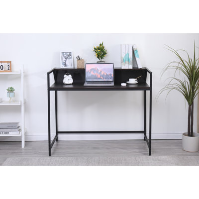 Console noire étroite avec porte d'entrée moderne et petite table de canapé derrière le canapé