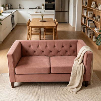 Canapé deux places compact en velours capitonné de 144 cm (56,7 po), avec accoudoirs carrés et pieds fuselés en bois, idéal pour les petits espaces – salon, appartement, bureau