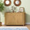 Armoire de rangement moderne 55,1 po avec 2 portes et 2 tiroirs, buffet à rayures en MDF avec poignées en aluminium, portes latérales courbées et tablettes à 3 niveaux pour le salon, la chambre à coucher et la salle à manger
