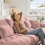 Chenille rose pour le salon: 2 places avec coussins de style nuage, repose-pieds et coussins assortis - Option de siège confortable et élégant