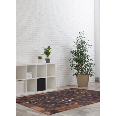Tapis brun en cuir de vache patchwork 4 pi 1 po x 6 pi 0 po