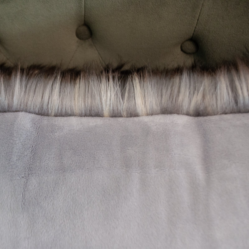 Oreiller en fausse fourrure de luxe Thomas Collection Smoky Blue Wolf, Carré 18 po