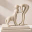 Sculpture abstraite personne et chien