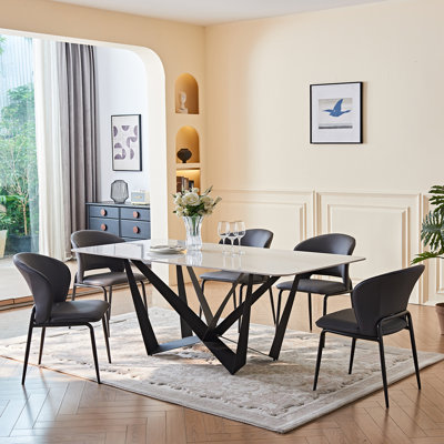Ensemble de table de salle à manger moderne en pierre frittée avec base en métal noir et chaises en similicuir