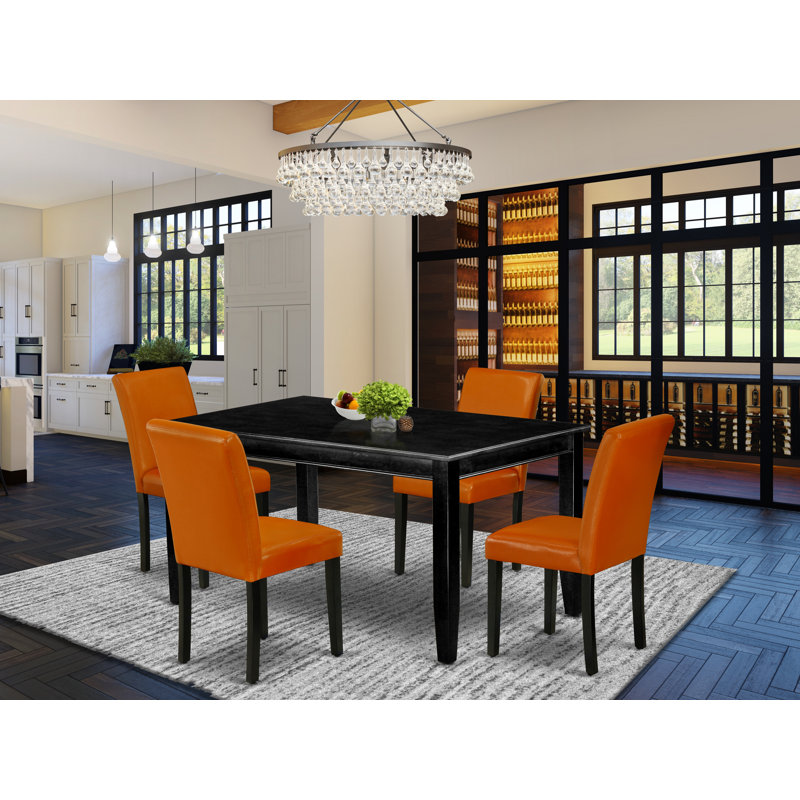 L'ensemble de table de salle à manger 5 pièces pour 4 personnes comprend une table de cuisine rectangulaire et 4 chaises de salle à manger Parsons en similicuir, noir